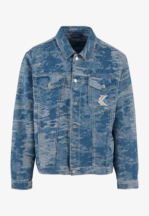 Blaues Jeansjacke mit einem strukturierten, verblassten Muster. Mit einem Knopfverschluss vorne, zwei Brusttaschen und einem Logo-Detail auf der Tasche.