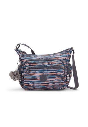 Schoudertas met horizontaal gestreept patroon in blauw, oranje en zwart, meerdere met rits afsluitbare zakken en een klein pluchen sleutelhanger eraan bevestigd.