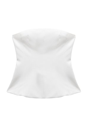 Witte strapless top met een gestructureerd ontwerp, een gladde textuur en naaddetails, wat zorgt voor een aansluitende silhouet. Geen extra patronen of accenten.