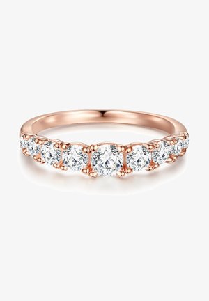 Rózsa arany gyűrű, amelyen váltakozó nagy és kicsi, tiszta, kerekre csiszolt kövek sora található, finom foglalatokkal és fényes szalaggal.