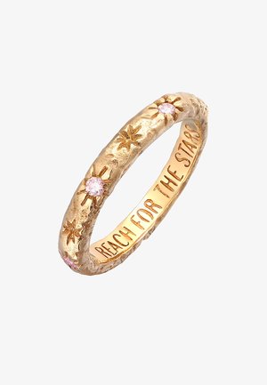 Kuldse tooniga sõrmus, millel on tekstuuriga pind, täiendavad tähemotiivid ja kaks roosat kivi. Siseosas on graveeritud tekst "ULATU TÄHTE DE".