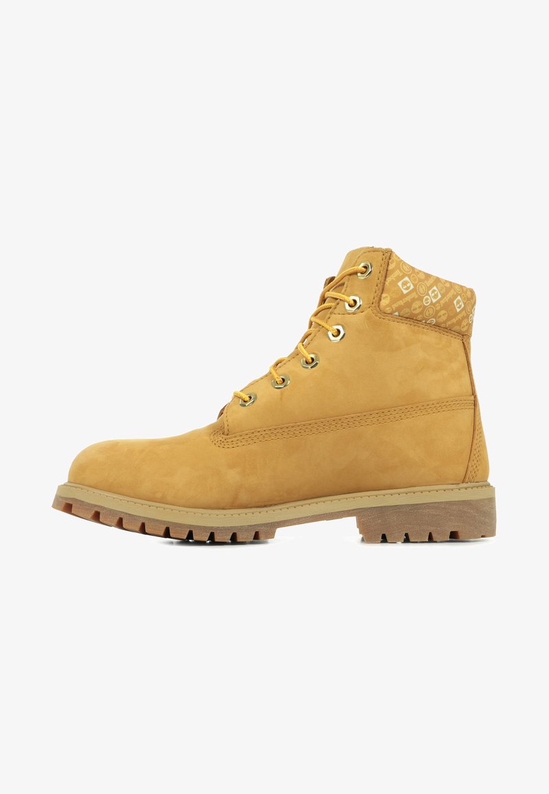 Botín de tobillo marrón de ante estilo Timberland con herrajes dorados, cuello acolchado y patrón texturizado en la parte superior. Suela de goma con relieve.