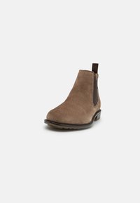 Braune Wildleder Chelsea-Stiefel mit elastischen Seitenpaneelen, einer Ziehschlaufe und einem niedrigen Blockabsatz. Mit glatter Textur und abgerundeter Zehenform.