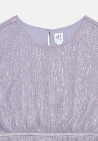 Μωβ λαμπερό παιδικό φόρεμα με στρογγυλή λαιμόκοψη, υφή με κάθετο γκλίτερ, κουμπιά πίσω για κλείσιμο και ετικέτα GAP KIDS.