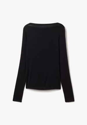 Blusa de manga larga negra en una tela suave, con un escote amplio y un ajuste ligeramente holgado, sin patrones visibles ni detalles de herrajes.