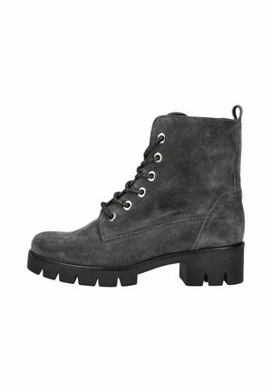 Bottines en daim gris foncé avec un laçage à l'avant, œillets en argent et une semelle en caoutchouc noir épaisse. Texture lisse sans motifs visibles.