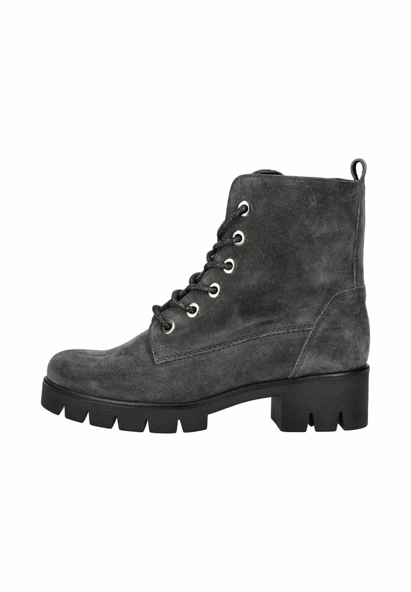 Bottines en daim gris foncé avec un laçage à l'avant, œillets en argent et une semelle en caoutchouc noir épaisse. Texture lisse sans motifs visibles.