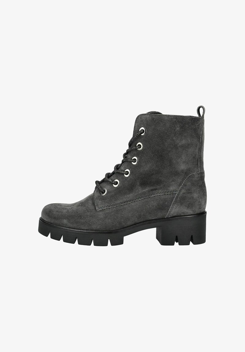 Bottines en daim gris foncé avec un laçage à l'avant, œillets en argent et une semelle en caoutchouc noir épaisse. Texture lisse sans motifs visibles.