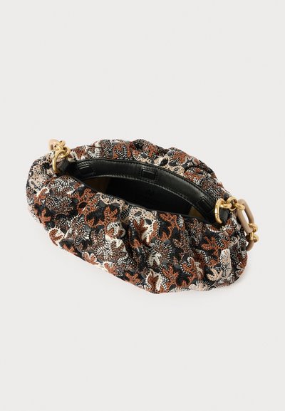 Bolsa de mão texturizada com um exterior de tecido estampado nas cores preto, ferrugem e creme; com detalhes em dourado e uma forma suave e arredondada.