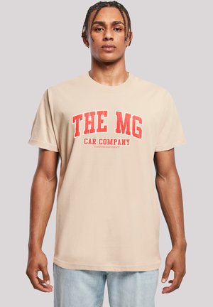 Beige Baumwoll-T-Shirt mit fettem roten Text "DIE MG AUTOFIRMA" in einer verwitterten Schriftart, kurzen Ärmeln und einem klassischen Rundhalsausschnitt.