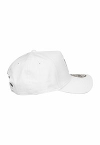 Weiße Baseballmütze mit gebogenem Schirm, sechspanels Design, Belüftungsöffnungen und einem Stoffverschluss hinten.