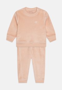 Neselectat, meringue blush