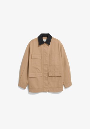 Beige werkjack met een zwarte kraag, vier voorzakken, lange mouwen en een rechte snit. Gemaakt van duurzaam stof met een gestructureerde afwerking.