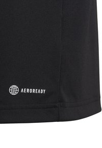 Czarna koszulka sportowa wykonana z tkaniny odprowadzającej wilgoć. Na dole znajduje się biały napis "AEROREADY" oraz ikona globu. Gładka faktura.