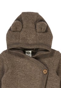 Brązowa wełniana bluza z kapturem z uszami niedźwiedzia, o zaokrąglonym dekolcie, kopertowym fasonie i drewnianym zapięciu na guzik. Miękka tekstura i prosty design.