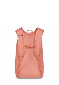 Zaino color pesca con spallacci regolabili e imbottiti, una piccola fibbia frontale e una finitura in tessuto liscia e testurizzata. Design minimalista senza tasche visibili.