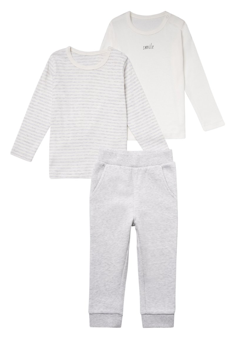 Zwei Langarmshirts: eines in Creme mit "Smile"-Druck, das andere grau gestreift. Begleitet von hellgrauen Sweatpants mit Taschen. Aus weichem Baumwollstoff.