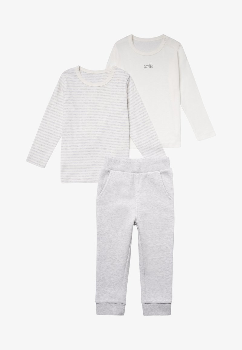 Zwei Langarmshirts: eines in Creme mit "Smile"-Druck, das andere grau gestreift. Begleitet von hellgrauen Sweatpants mit Taschen. Aus weichem Baumwollstoff.