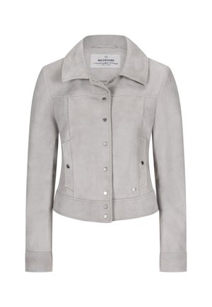 Hellgraue Wildlederjacke mit Druckknöpfen, weitem Kragen, langen Ärmeln, zwei Vordertaschen und abgesteppten Details, beschriftet mit „Milestone“.
