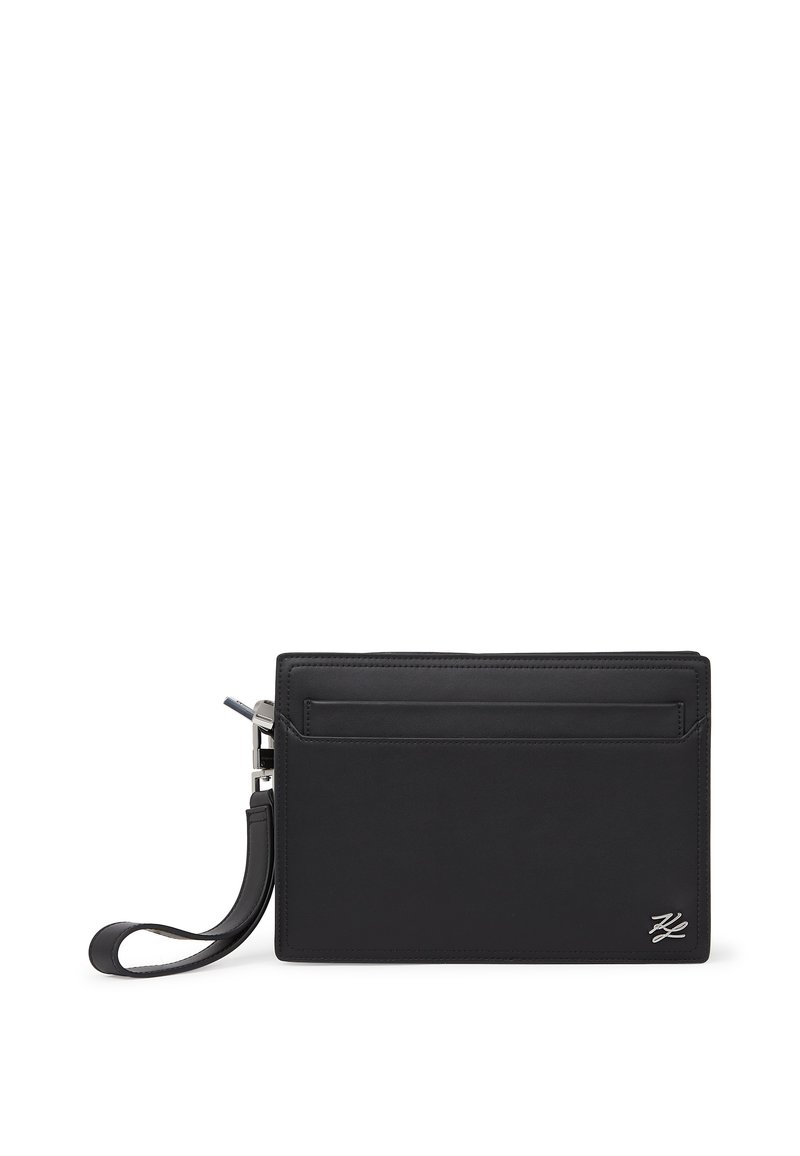 Clutch in pelle nera con una texture liscia, forma rettangolare, tasca frontale per carte e tracolla; presenta un design minimalista e dettagli metallici argentati.