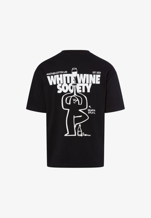 Schwarzes T-Shirt mit weißem Motiv einer Person, die ein Weinglas auf dem Kopf balanciert, und dem Text "White Wine Society", "Drink & Relax" und "Est. 2023."