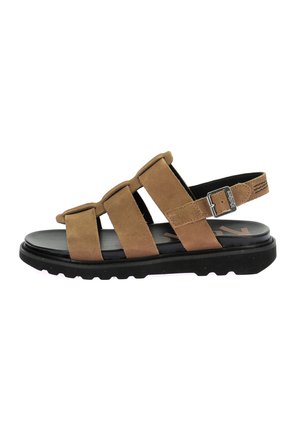 Sandal en suède marron avec trois larges brides, boucle ajustable et semelle en caoutchouc noir avec motifs de traction texturés.
