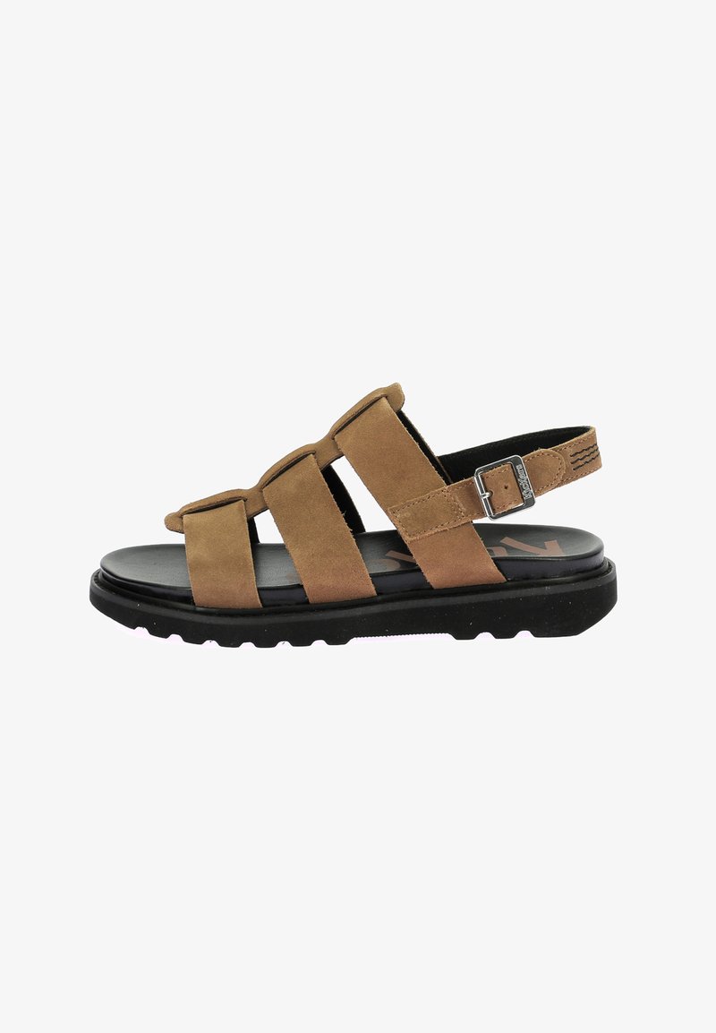 Sandal en suède marron avec trois larges brides, boucle ajustable et semelle en caoutchouc noir avec motifs de traction texturés.