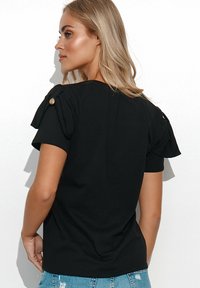 Makadamia T-SHIRT BASIC - T-shirt z nadrukiem