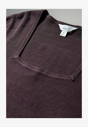 Fialový pletený top s hranatým výstřihem a krátkými rukávy, vyrobený z měkké látky. Štítek nese nápis „THE SET“, velikost M, vyrobeno v Bangladéši.