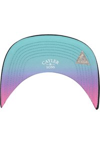 En buet kasket med en gradient fra teal til lilla, prydet med et hvidt logo "Cayler & Sons" og en lille trekantet accent i hjørnet.