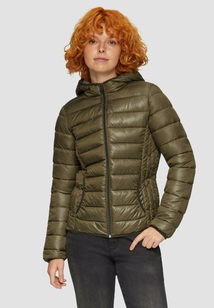 Olijfgroene pufferjack met een capuchon, voorzien van horizontale gestikte panelen, ritssluiting en zijzakken. Vlotte, glanzende textuur.