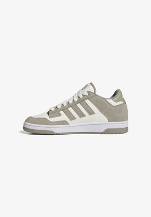 Sneaker gris clair et blanc avec une tige en suède et cuir, motif à trois bandes, semelles texturées et lacets blancs.