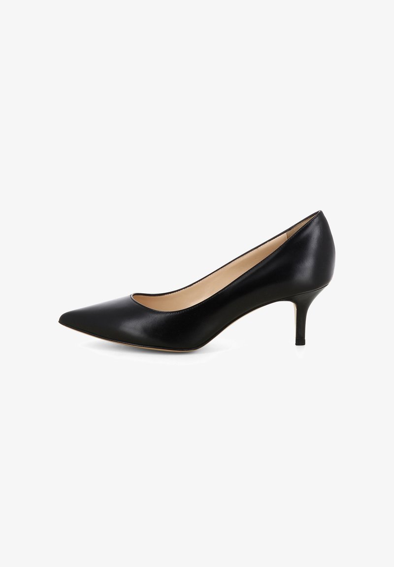 Décolleté nera in pelle con punta affusolata e tacco sottile. Superficie liscia, design minimale e interno di colore chiaro.