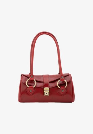 Rode leren handtas met een gestructureerde vorm, voorzien van dubbele handvatten, decoratieve metalen ringen, een klep-sluiting en gouden hardware accenten.
