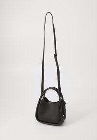 Borsa a mano in pelle nera con superficie testurizzata, silhouette curva e tracolla regolabile. Presenta due manici superiori e dettagli in metallo argentato.