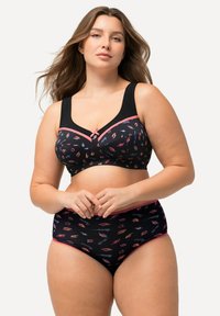Zwarte beha en bijpassende high-waisted slip met een kleurrijk lippenpatroon. De beha heeft brede bandjes en een roze accent in het midden.