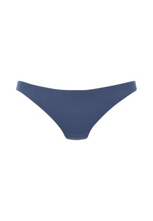 Granatowe bezszwowe majtki bikini z niskim stanem i gładką fakturą materiału na białym tle.