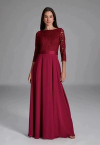 Burgunderfarbenes Abendkleid mit einem Spitzen-Oberteil und Dreiviertelärmeln, einem Satinverschluss und einem fließenden Rock aus Stoff. Glatte Textur mit elegantem Design.