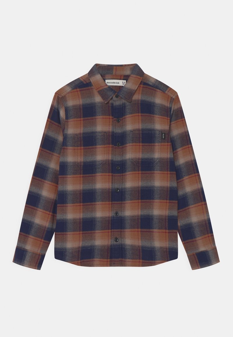 Knappup flanellskjorta med långa ärmar, som har ett rutmönster i brunt, marinblått och krämfärgat, mjukt tyg och svarta knappar.
