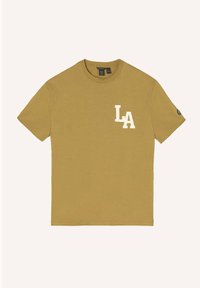 T-shirt à manches courtes de couleur moutarde avec un imprimé blanc "LA" sur la poitrine gauche et un patch logo sur la manche. Fabriqué en coton léger.