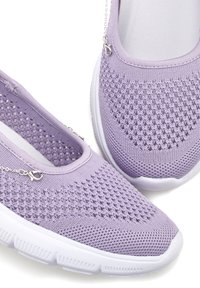 Lila Slip-On-Sneaker mit einem atmungsaktiven Mesh-Obermaterial, strukturiertem Strickmuster, elastischem Besatz und einer weißen Gummisohle. Mit silbernen Hardware-Akzenten.