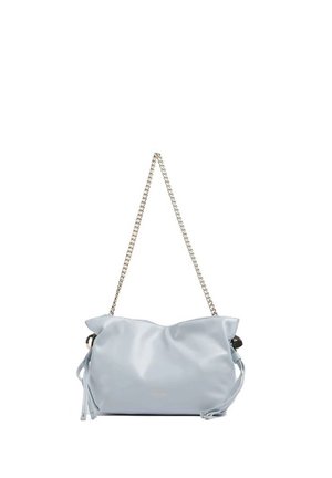 Bolso de mano de cuero suave color azul claro con correa de cadena plateada y detalles de borlas sobre fondo blanco.