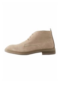 Beige Wildleder-Stiefeletten mit glatter Oberfläche, runder Zehenpartie und zwei Ösen für Schnürsenkel. Mit kontrastierendem Absatz und dekorativer Naht.