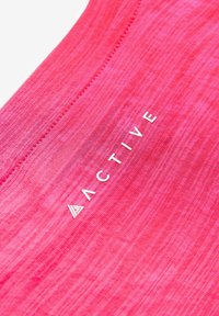 Træningsbeklædningstopp i et gradient pink stof, med en glat tekstur og hvid bogstaver, der staver "ACTIVE" med en trekantet logoaccent.