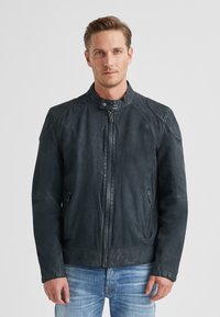 Schwarze Lederjacke mit Stehkragen, Reißverschluss und Brusttaschen. Verfügt über eine glatte Textur und eine taillierte Passform mit Schulterdetails.