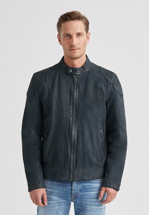 Schwarze Lederjacke mit Stehkragen, Reißverschluss und Brusttaschen. Verfügt über eine glatte Textur und eine taillierte Passform mit Schulterdetails.