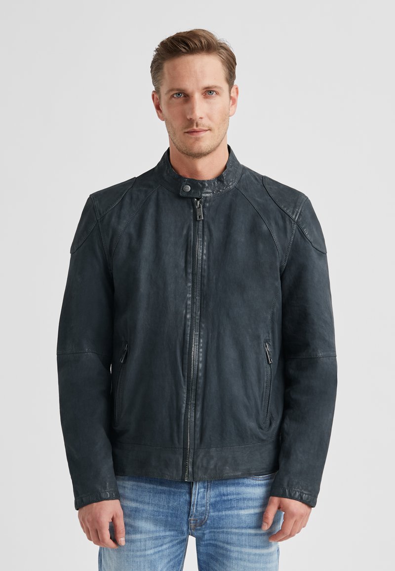 Schwarze Lederjacke mit Stehkragen, Reißverschluss und Brusttaschen. Verfügt über eine glatte Textur und eine taillierte Passform mit Schulterdetails.