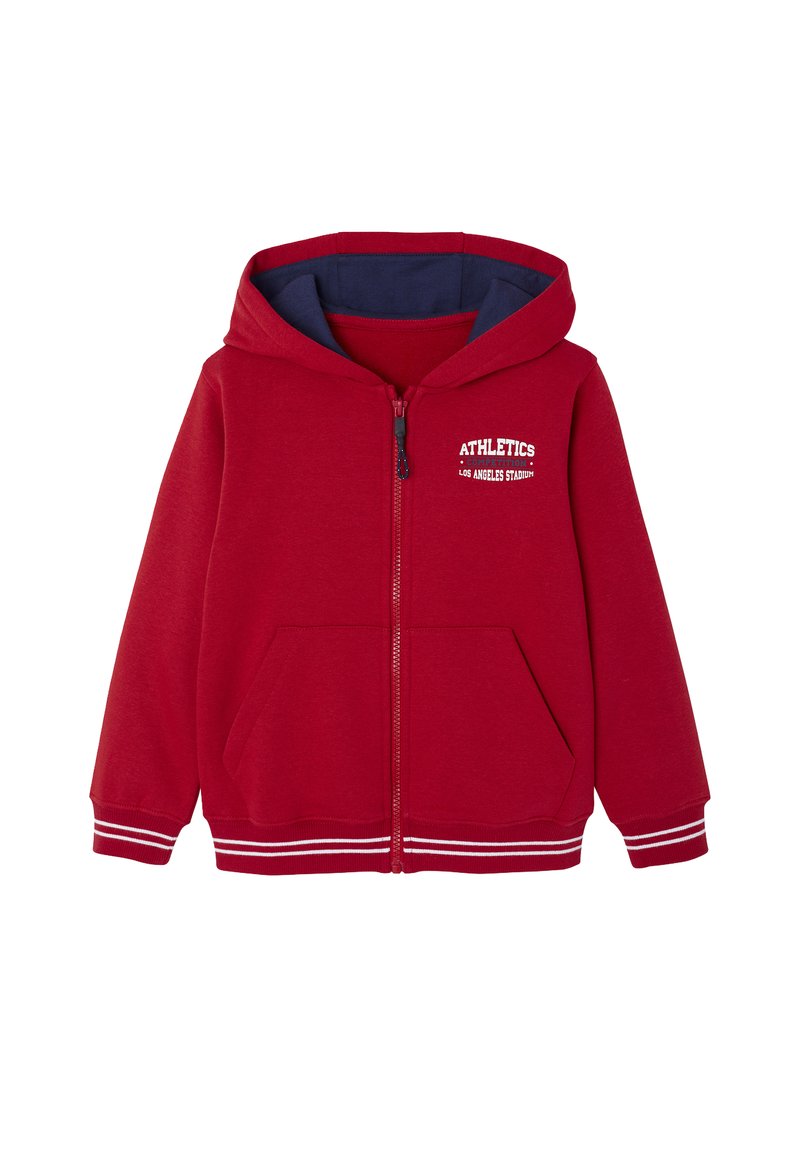Roter Reißverschluss-Hoodie mit marineblauer Kapuzenfutter, Fronttaschen, weißem Text "ATHLETICS COMPETITION LOS ANGELES STADIUM" auf der Brust und gestreiften Bündchen und Saum.