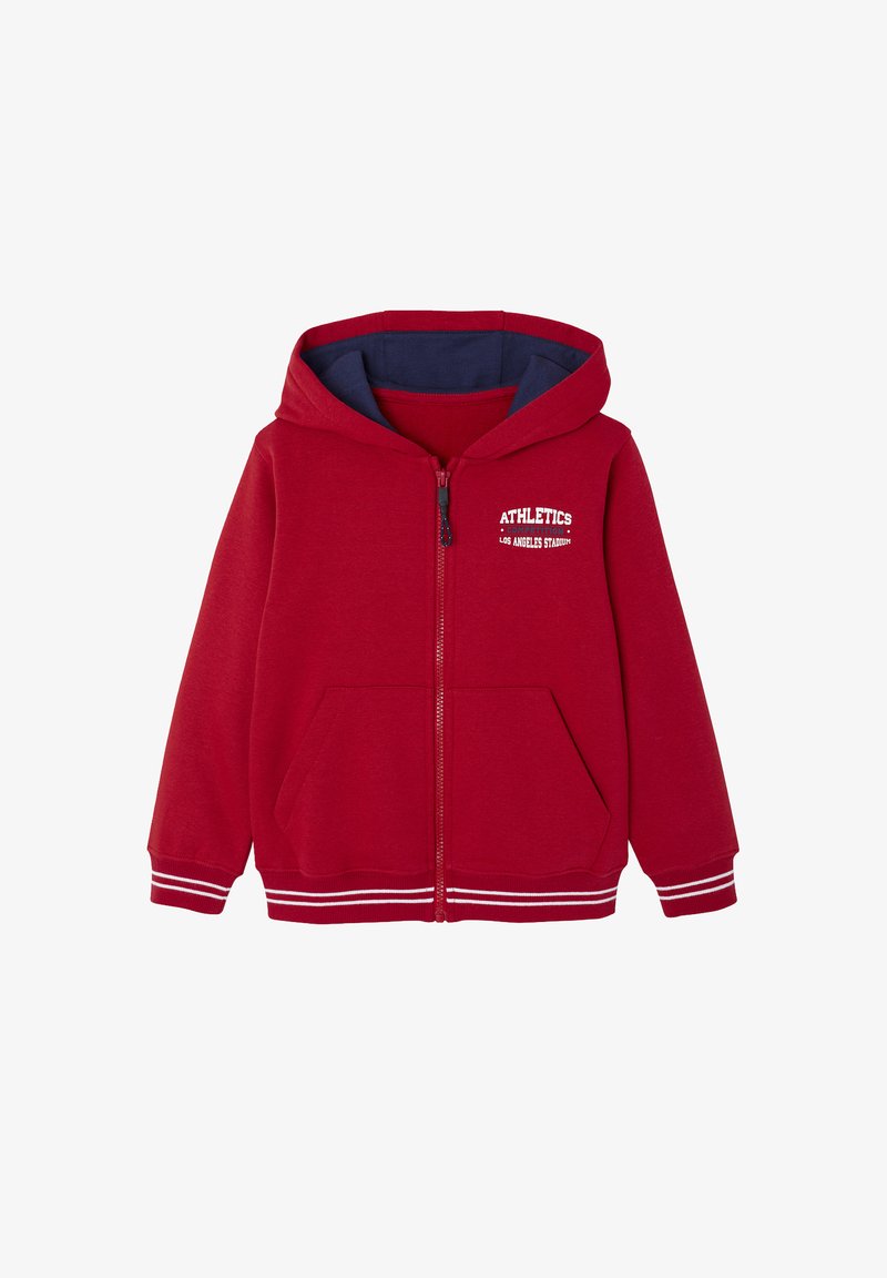 Roter Reißverschluss-Hoodie mit marineblauer Kapuzenfutter, Fronttaschen, weißem Text "ATHLETICS COMPETITION LOS ANGELES STADIUM" auf der Brust und gestreiften Bündchen und Saum.
