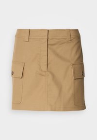 Mini-jupe beige avec passants pour ceinture et deux poches à rabat boutonnées sur les côtés avant, en tissu robuste.